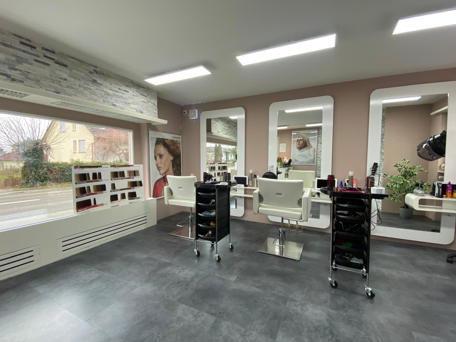Salon Innenansicht mit Styling-Bereich